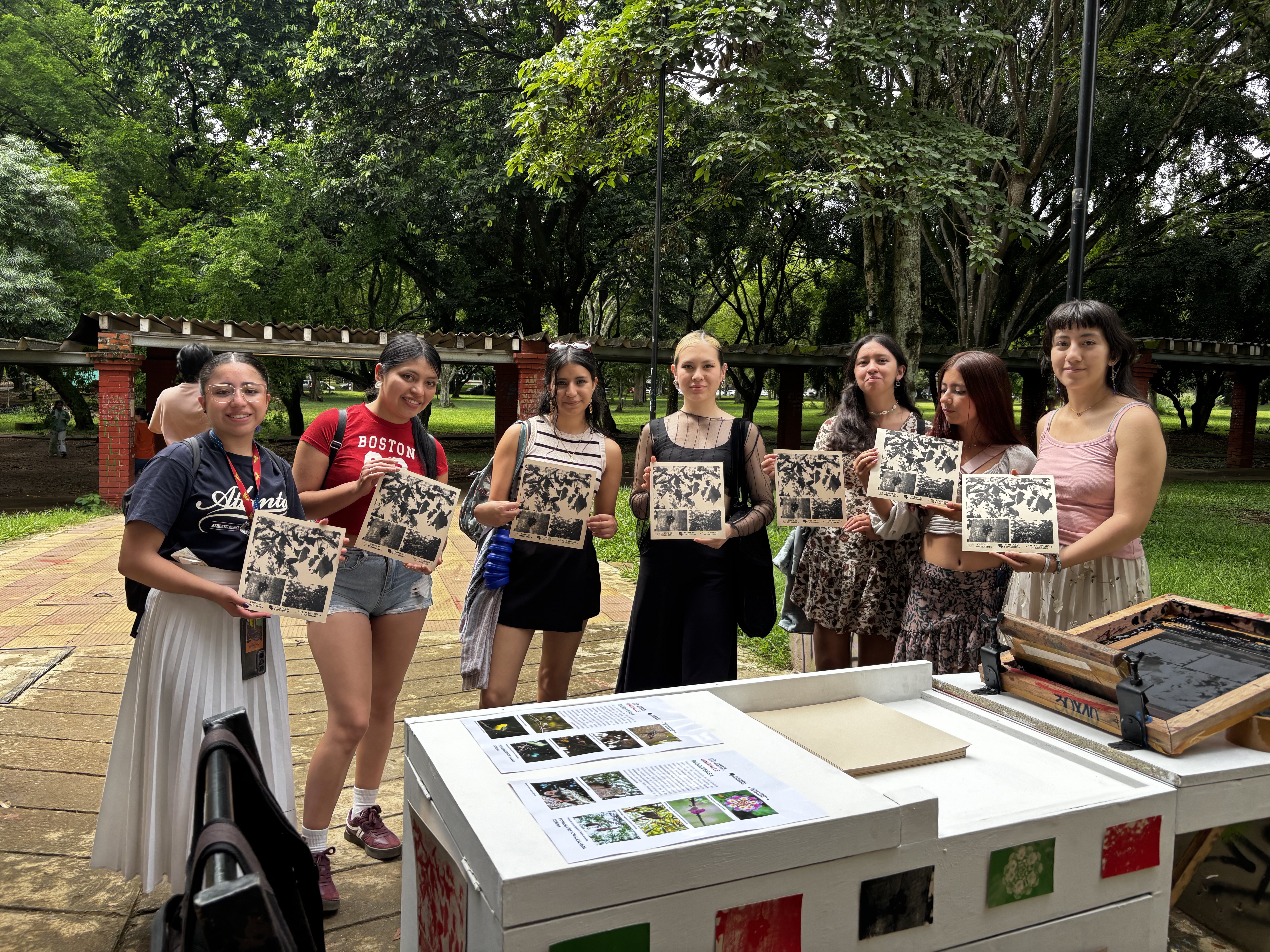 Compañerxs universitarios de intercambio que se acercaron a imprimir durante la jornada