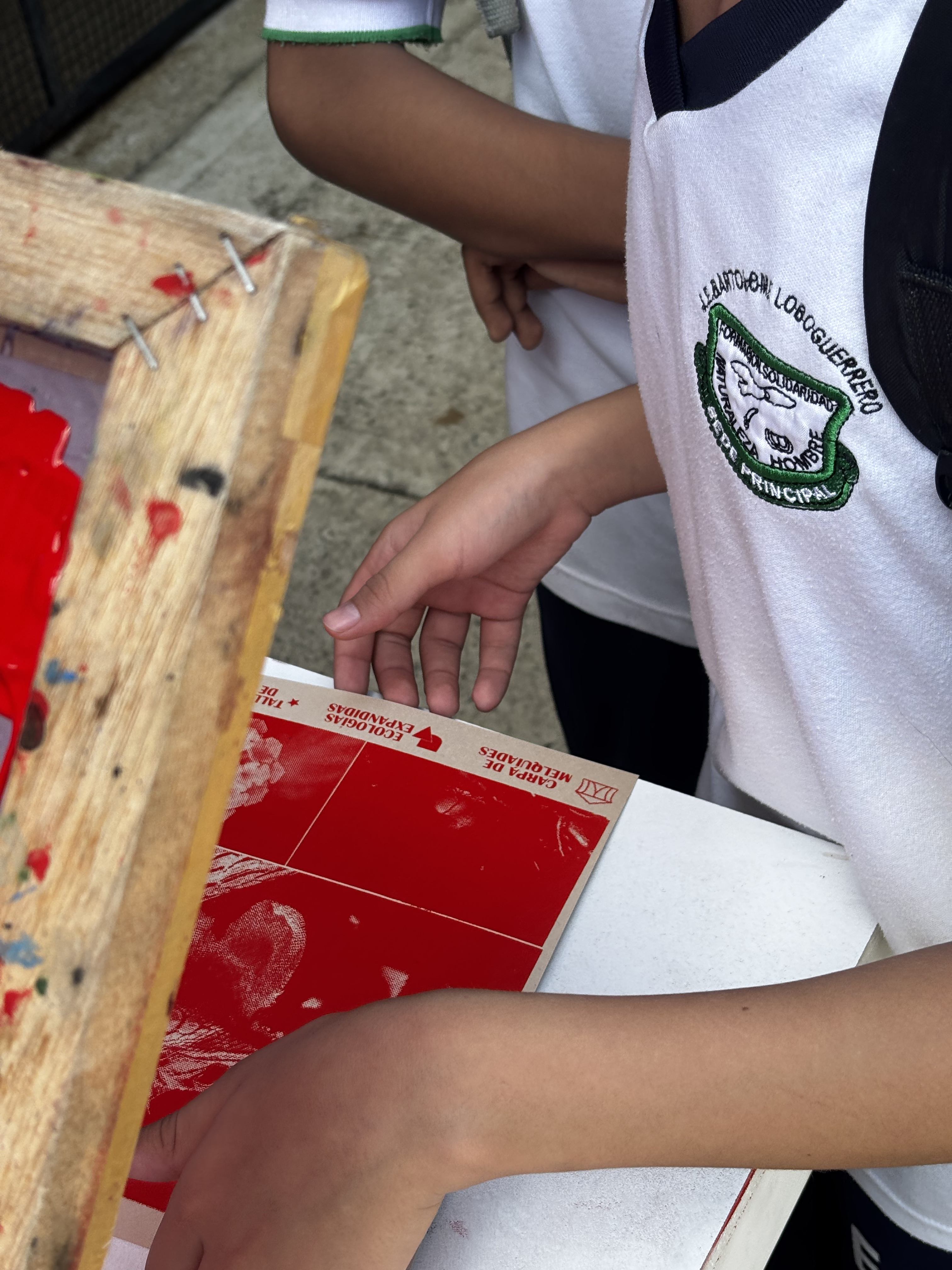 Compañerxs universitarios de intercambio que se acercaron a imprimir durante la jornada